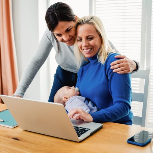 Cómo el método ROPA está transformando la paternidad entre parejas lesbianas en  Bogotá (Colombia)