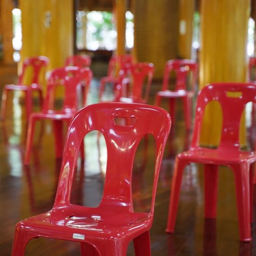 Sillas plásticas ligeras y duraderas para decoraciones modernas en República Dominicana